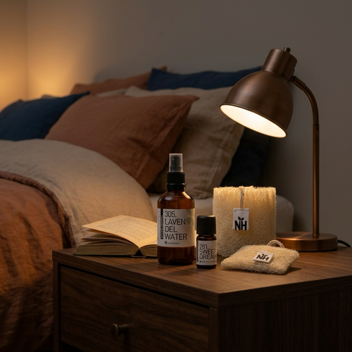 Avondritueel Startset van Dailyvate op een nachtkastje met warm leeslicht